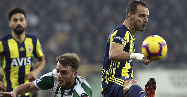 Fenerbahçe üzmeye devam ediyor: 1-1