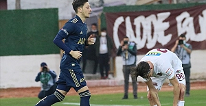 Mesut Özil, Fenerbahçe'de ilk maçına çıktı